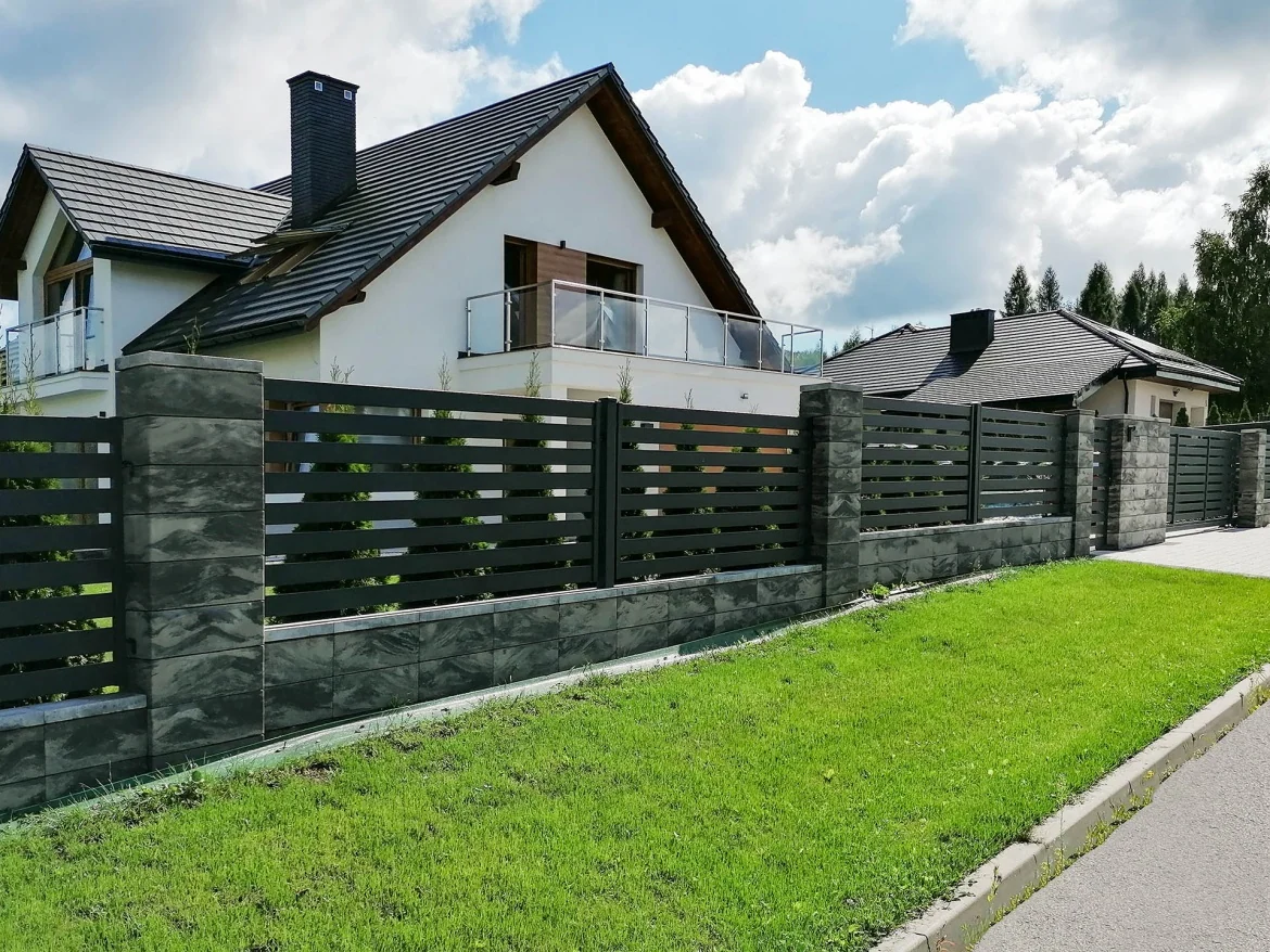 Ogrodzenie Styrobud Fini ze słupkami i podmurówką — zdjęcie z oferty DIROX