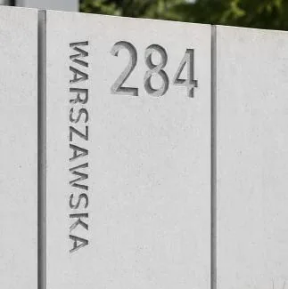 Grawerowany numer 284 i nazwa ulicy