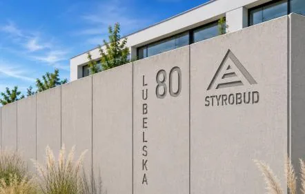 Przykład logo i numeru wyeksponowanych w betonie