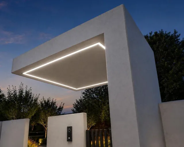 Linia LED pod zadaszeniem furtki po zmroku